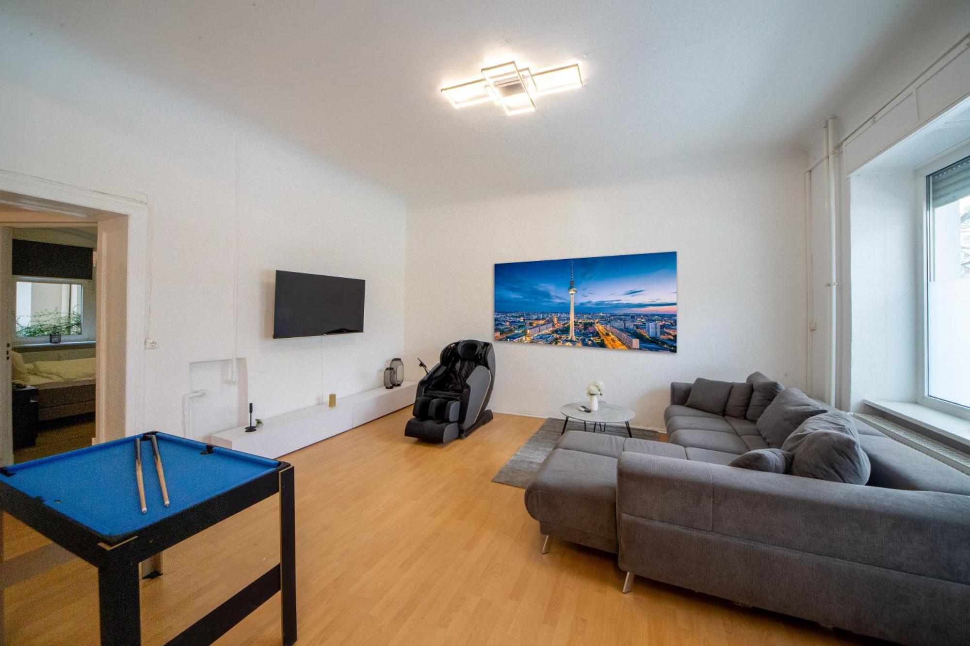 Massagesessel, King-Sized Bed, Billardtisch, 2 Couches Daire Berlin Dış mekan fotoğraf